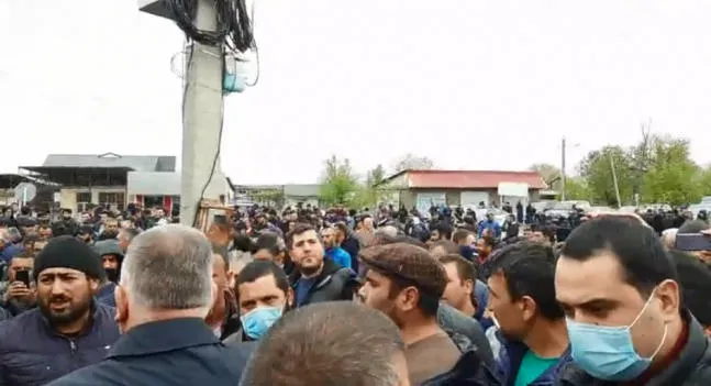 მარნეულში შეკრებილებს, უსაფრთხოების დაცვის მიზნით, პირბადეებს ურიგებენ, სამართალდამცველები კი მათ დაშლისა და წესრიგის დაცვისკენ მოუწოდებენ