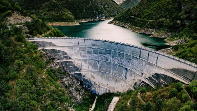 Which renewable energy source is favored by experts