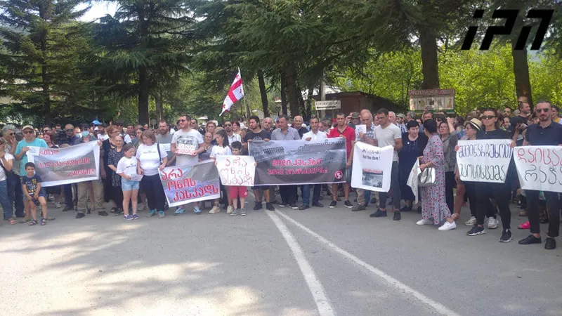 "არა ონის კასკადს", "დაიცავი რაჭა"- ამ მოწოდებებით ონში საპროტესტო აქცია მიმდინარეობს