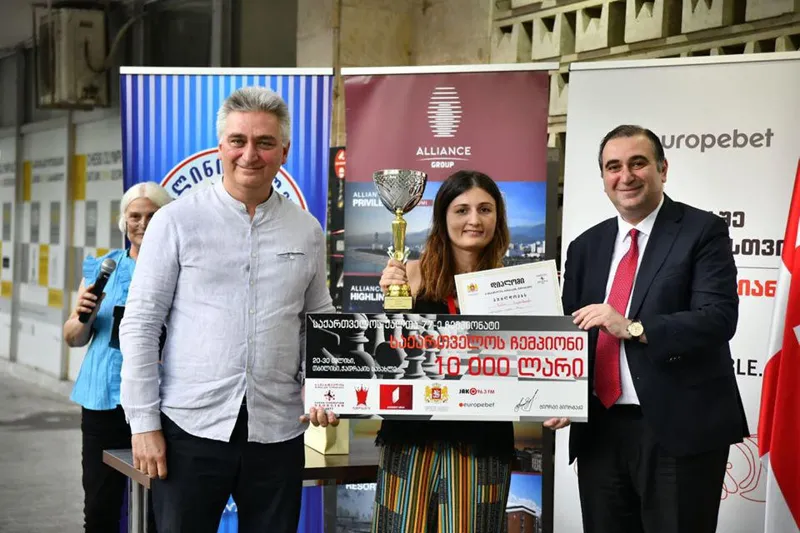 მიხეილ ჩხენკელმა საქართველოს ქალ მოჭადრაკეთა 77-ე ჩემპიონატის გამარჯვებულები დააჯილდოვა