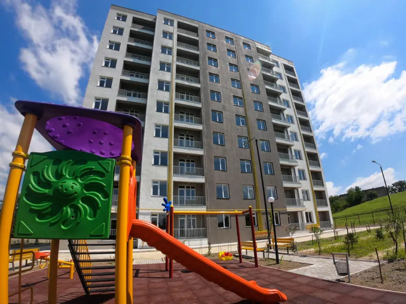 ინფრასტრუქტურის სამინისტრომ წყალტუბოში დევნილებისთვის 2 საცხოვრებელი კორპუსის მშენებლობა დაასრულა