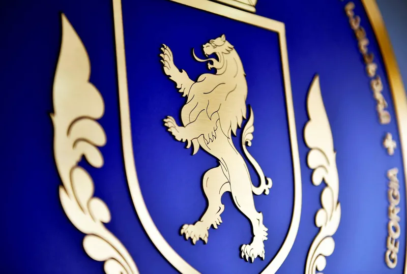 ავტომანქანის ტექნიკური ინსპექტირების დადებითად გავლის ანგარიშის რეგლამენტის მოთხოვნათა დარღვევით გაცემის ფაქტზე, ტექინსპექტირების ცენტრის თანამშრომელი ამხილეს