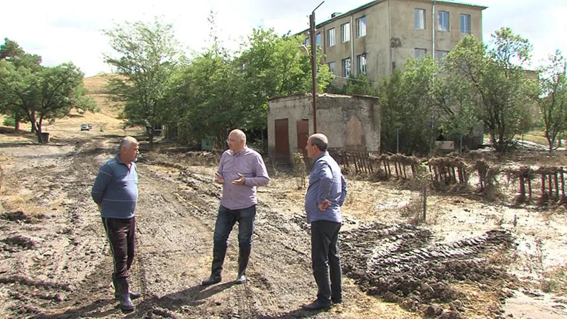 სიღნაღისა და ახმეტის მუნიციპალიტეტებში დატბორილი გზების გაწმენდითი სამუშაოები მიმდინარეობს