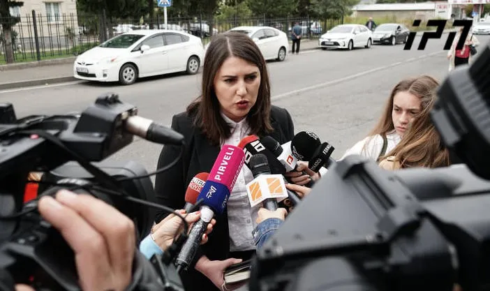 პროკურორის ინფორმაციით, ვახტანგ ჩიქოვანმა ჩვენებისას განაცხადა, რომ „ტოიოტა ქამრის" მგზავრები ხიდზე მიმავალ პირებს, მათ შორის, შაქარაშვილს იმის გამო დაედევნენ, რათა მანქანა არ დაჯახებოდათ