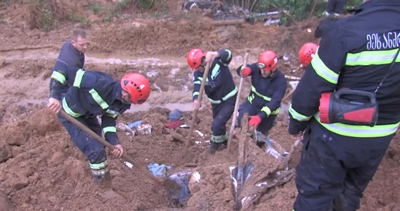 “მაშველებმა ამწუთებში ქალის და ბავშვის ცხედრები იპოვეს, საწყლებს თურმე…” – გურიაში უმძიმესი ტრაგედია მძვინვარებს