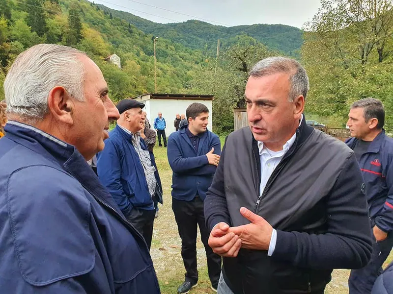 გოჩა ენუქიძე ონის მუნიციპალიტეტში უწერის თემის მოსახლეობას შეხვდა