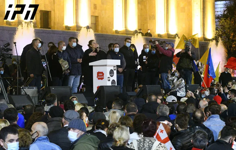Перед парламентом проходит акция протеста
