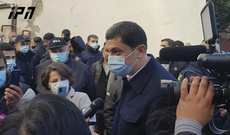აჭარის პოლიციის უფროსი განმარტავს, რომ მთავრობის სახლთან დაპირისპირებისას ერთი პირი დააკავეს