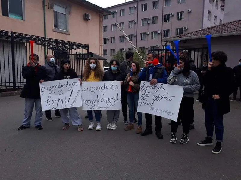 აჭარის პოლიციის მთავარ სამმართველოსთან ოპოზიციის ახალგაზრდული ორგანიზაციის წევრები საპროტესტო აქციას მართავენ