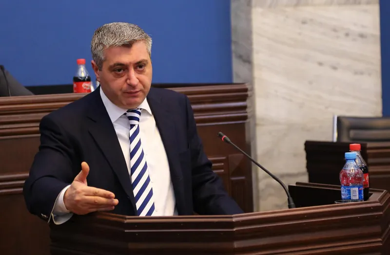 კახა კახიშვილი კობა გვენეტაძეს - რამდენად შესაძლებელია, რომ თავად სახელმწიფომ უზრუნველყოს კონტროლი საპენსიო ბარათების საპროცენტო განაკვეთებსა და პენსიის გაცემის სერვისზე?