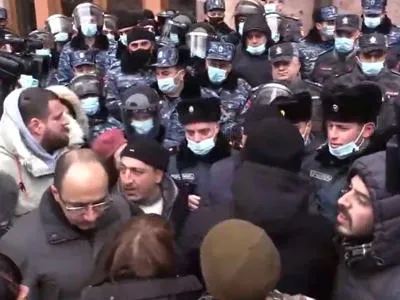 სომხეთის მთავრობის სხდომა საპროტესტო აქციის ფონზე მიმდინარეობს