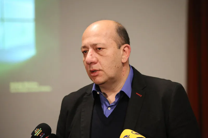 პროფკავშირების გაერთიანების თავმჯდომარე - მიუხედავად იმისა, რომ კატეგორიულად არ ვეთანხმები ირაკლი ბაღდავაძის რიგ განცხადებებსა და ქმედებებს, ვთავაზობ სამუშაოს კერძო კომპანიაში, ასევე სამართლებრივ დახმარებას იურისტების ჩართულობით