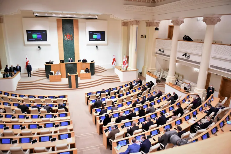 Парламент не прекратил полномочия 51 оппозиционного депутата