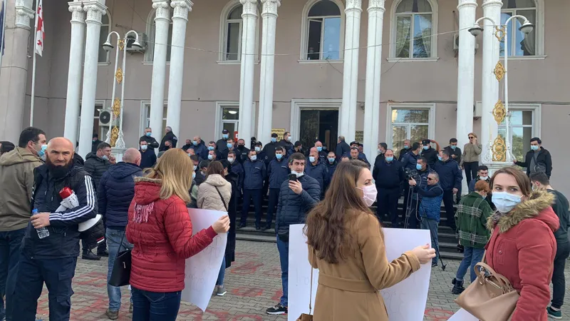 ჩხოროწყუში მერის გადადგომის მოთხოვნით აქცია მიმდინარეობს