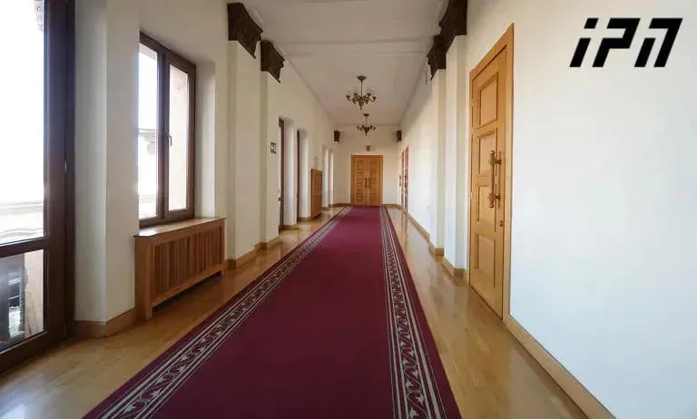 საგამოძიებო კომისიის შეფასებით, სადამკვირვებლო ორგანიზაციების ანგარიშებით იქმნებოდა მცდარი აღქმა, თითქოს დაფინანსების თვალსაზრისით, მმართველი პარტია ოპოზიციასთან მიმართებით ჭარბი უპირატესობით სარგებლობდა