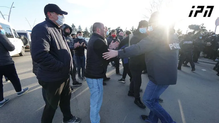 ნიკა მელიას პარტიის ოფისთან შეკრებილები ტაშით შეხვდნენ