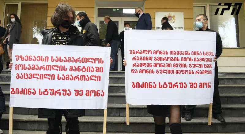 სასამართლოსთან, სადაც შაქარაშვილის მკვლელობაში მსჯავრდებული არასრულწლოვნების მიმართ სასჯელი უნდა დაინიშნოს, სამართალდამცავები არიან მობილიზებული