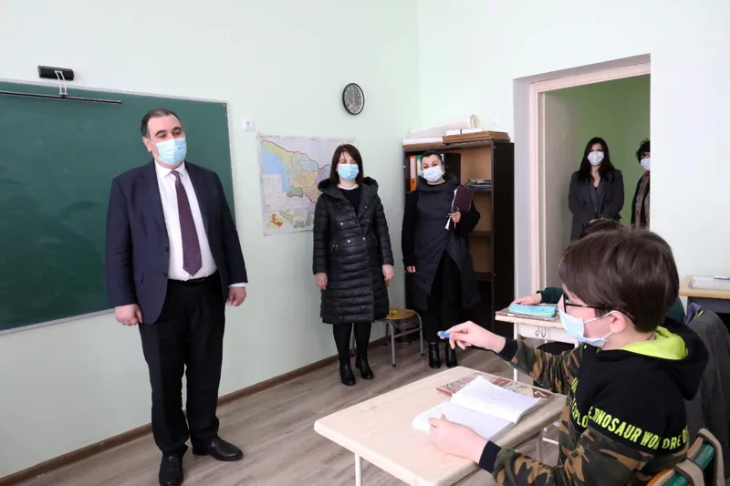 მიხეილ ჩხენკელი მონიტორინგის მიზნით თბილისის 118-ე და 208-ე საჯარო სკოლებს ეწვია