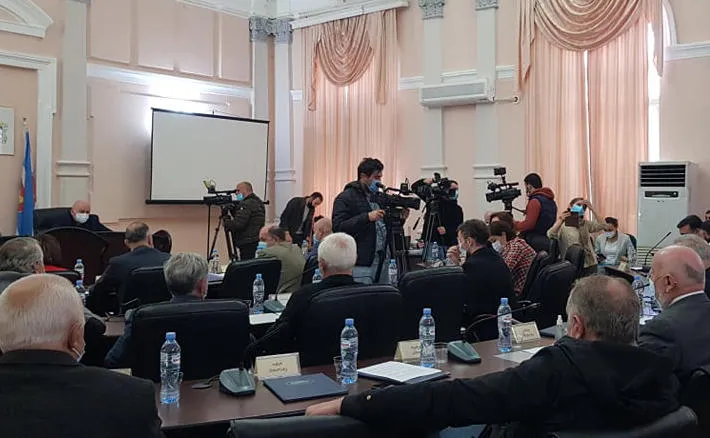 ბათუმის საკრებულოს სხდომა ხმაურით მიმდინარეობს