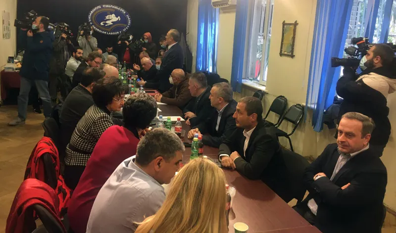 ოპოზიციური პარტიები სამოქმედო გეგმაზე მსჯელობენ