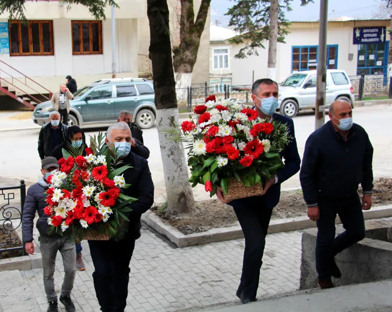 სახელმწიფო რწმუნებულმა, ამბროლაურის მერმა და საკრებულოს თავმჯდომარემ 9 აპრილს დაღუპულთა ხსოვნას პატივი მიაგეს
