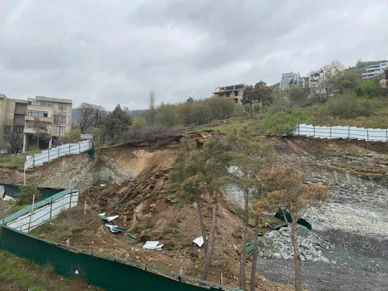 თბილისის მერიის ინფორმაციით, ბაგებში, „მეტრა დეველოპმენტის“ ტერიტორიაზე მიწის მასის ჩამოშლის გამო სამშენებლო სამუშაოები შეჩერებულია