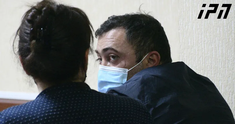 პროკურორის ინფორმაციით, შსს-ს თანამშრომლები ჯარისკაცებს, რომლებსაც 11 კგ-იანი ჯავშანჟილეტი ეცვათ, მუხლებზე დაჩოქილებს აიძულებდნენ, კბილის ჯაგრისით ყაზარმის ტერიტორია ეხეხათ