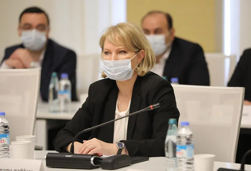 ნათია თურნავას განცხადებით, რესტორნების, სასტუმროების, ტუროპერატორი კომპანიების თანამშრომლების ვაქცინაციის შემდეგ, ე.წ.კოვიდ უსაფრთხო სასტუმროები, რესტორნები და კომპანიები გვექნება