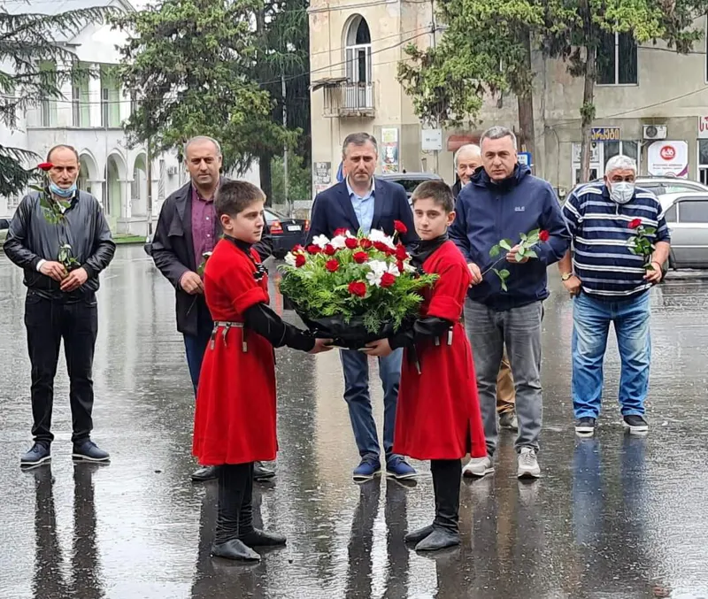 რაჭა-ლეჩხუმ სვანეთის მაჟორიტარმა დეპუტატმა მხარის რწმუნებულთან და ადგილობრივი ხელისუფლების წარმომადგენლებთან ერთად მეორე მსოფლიო ომში დაღუპულთა ხსოვნას პატივი მიაგო