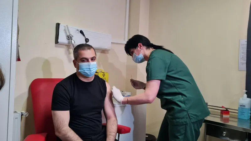 შიდა ქართლის გუბერნატორი მოადგილეებთან და გუბერნიის ადმინისტრაციის ხელმძღვანელთან ერთად „სინოფარმით" აიცრა