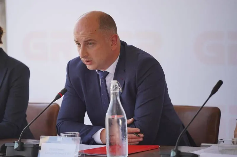 The Anti-Corruption Agency of the State Security Service (SSG) has brought criminal charges against the former General Director of Georgian Railway, Davit Peradze, and seven other individuals, with Peradze placed on a wanted list