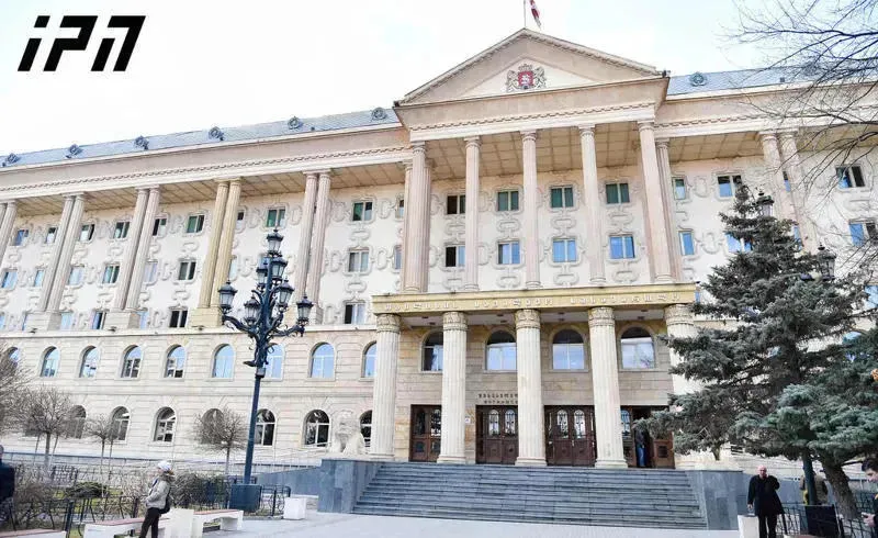 მშობლების მკვლელობაში ბრალდებულის  მიმართ სასამართლოს მიერ მიღებულ გადაწყვეტილებასთან დაკავშირებით სასამართლო ინფორმაციას ავრცელებს