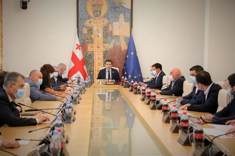 პარლამენტის ბიუროს 2022 წლის სახელმწიფო ბიუჯეტის პროექტის კორექტირებული ვარიანტი წარედგინა