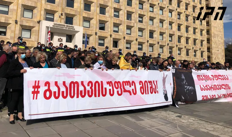 მთავრობის ადმინისტრაციასთან მიხეილ სააკაშვილის გათავისუფლების მოთხოვნით აქცია მიმდინარეობს