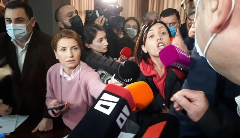 ზუგდიდში 2022 წლის ბიუჯეტის პროექტის კენჭისყრა ხმაურით მიმდინარეობს