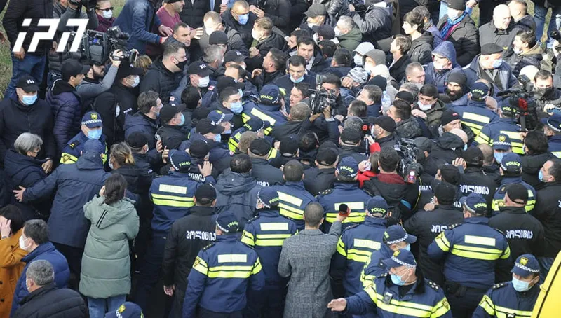 სასამართლოსთან მიმდინარე აქციაზე სამართალდამცველებმა კიდევ რამდენიმე პირი დააკავეს