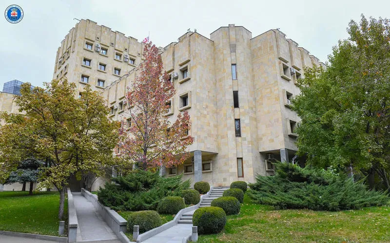 მამაკაცს, რომელმაც მეუღლის ოჯახის 5 წევრს - დედ-მამას, დას, ძმის ცოლს და მის მცირეწლოვან შვილს დანით დაზიანებები მიაყენა, 20 წლით თავისუფლების აღკვეთა მიესაჯა