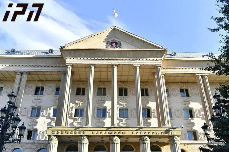 Davit Giunashvili的律师对检察官说：你们声称一个72岁的男人打了警察？你们没有证据——你们代表俄罗斯政权——我为 你们感到羞耻。