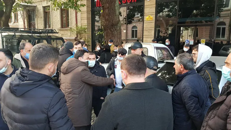 ბათუმის მერიასთან, 150-მდე ოჯახი საპროტესტო აქციას მართავს