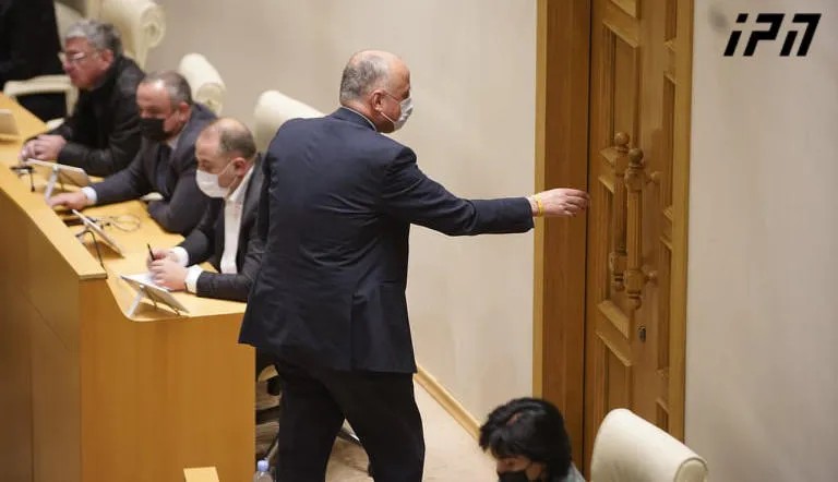 ბადრი ჯაფარიძეს, შალვა ნათელაშვილსა და ელენე ხოშტარიას  სადეპუტატო უფლებამოსილება შეუწყდათ