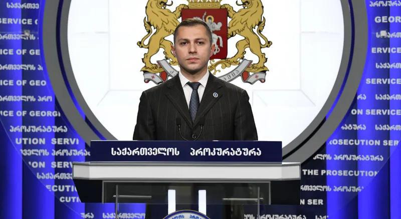 根据检察官办公室，记者埃利索·基拉泽在所谓的呼叫中心案件中已被拘留；同一案件将对前检察长奥塔尔·帕茨哈拉泽缺席提起指控。