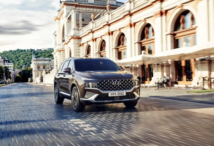 What Car-ის წლის საუკეთესო დიდი SUV­-ის ჯილდო განახლებულმა Santa Fe-მ მოიპოვა