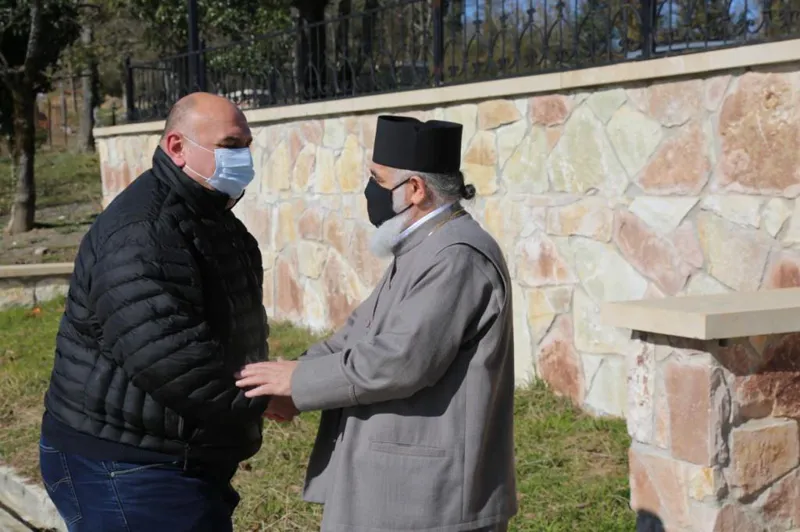 მეუფე გრიგოლი და ხობის მერი ხობის ძველი ხიბულის ადმინისტრაციულ ერთეულში, ფონდ „ქართუს" დაფინანსებით აშენებულ წმინდა ლაზარეს აღდგინების სახელობის ტაძარში იმყოფებოდნენ