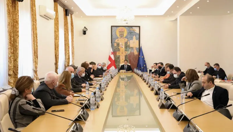 პარლამენტი „ქართული ოცნების“ საკანონმდებლო პაკეტს, რომლის მიხედვით, პოლიტიკური პარტიები იურიდიული პირებისგან ფინანსური და მატერიალური შემოწირულობების მიღებას ვეღარ შეძლებენ, დაჩქარებული წესით განიხილავს