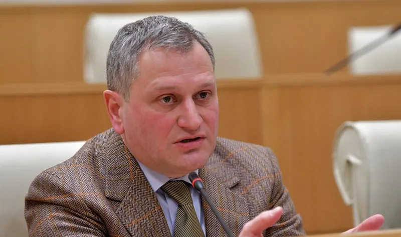 არმაზ ახვლედიანი - „ქართული ოცნების“ ნარატივი - მოჩვენებით მშვიდობაზე საუბარი გულისხმობს ძალაუფლების შენარჩუნებას ნებისმიერ ფასად, თუნდაც ეს იყოს ოკუპანტ კრემლთან სამარცხვინო გარიგებების ხარჯზე