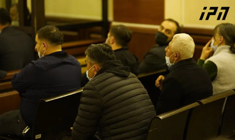პროკურორი - არსებობს დასაბუთებული ვარაუდი, რომ გელა აბულაძემ, მისმა ოჯახის წევრებმა, ნათესავებმა და ნდობით აღჭურვილმა პირებმა გაყალბებული ცნობების საფუძველზე, დიდი ოდენობით სახელმწიფო ქონება დაირეგისტრირეს