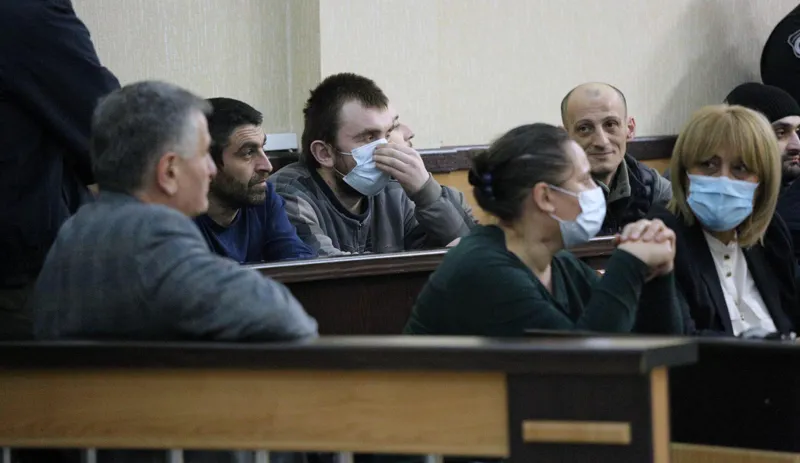 ჟურნალისტებისა და ოპერატორების, მათ შორის, ლექსო ლაშქარავას მიმართ განხორციელებულ ფიზიკურ ძალადობაში მსჯავრდებულებმა დავით კუტალაძემ და თორნიკე დავლაშერიძემ საპატიმრო ვადაზე ადრე დატოვეს