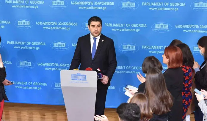 შალვა პაპუაშვილის შეფასებით, ტერმინს „აგენტი“ უარყოფითი დატვირთვა დისკუსიაში თავადვე არასამთავრობო ორგანიზაციებმა შესძინეს