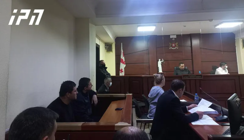 თბილისის საქალაქო სასამართლოში „დირსის" საცხოვრებელ კომპლექსში მომხდარი მკვლელობისა და დაჭრის საქმეზე სასამართლო პროცესი მიმდინარეობს