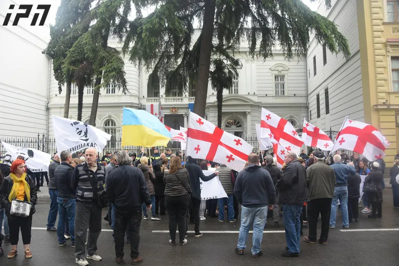 „გაათავისუფლეთ პუტინისა და ივანიშვილის პატიმარი, ახალი საქართველოს შემქმნელი მიხეილ სააკაშვილი“ - ამ მოთხოვნით პრეზიდენტის ადმინისტრაციასთან აქცია მიმდინარეობს